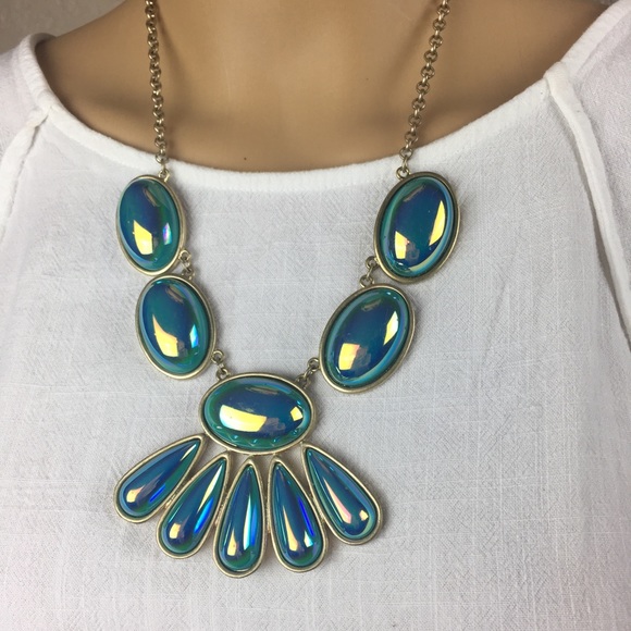 Coldwater Creek green opalescent necklace. - Picture 5 of 8